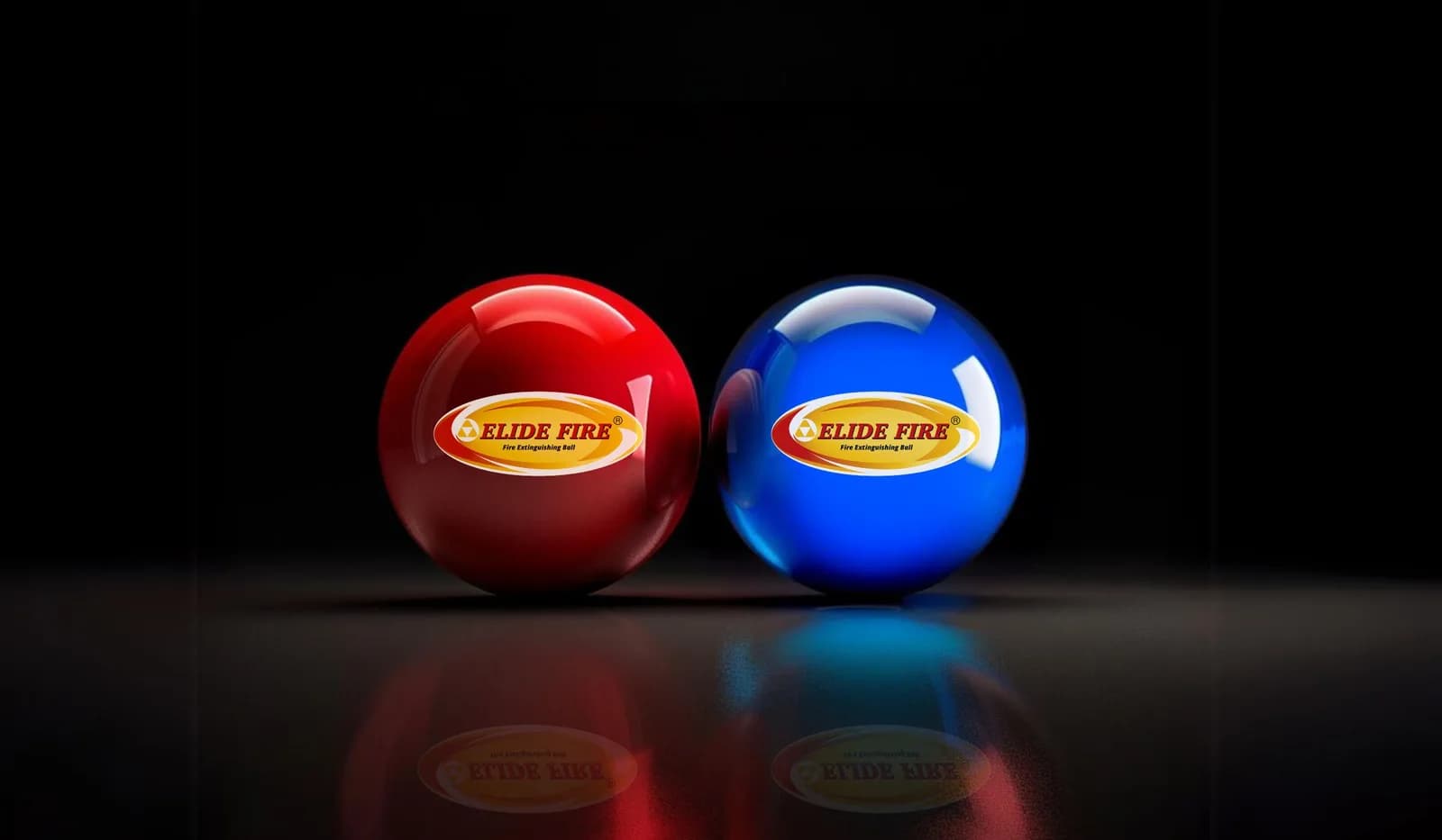 Deux boules d'extinction automatique ELIDE FIRE, une rouge et une bleue, sur fond noir