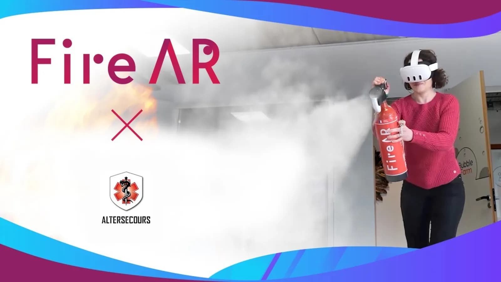 Stagiaire équipée d'un casque de réalité augmentée manipulant un extincteur d'entraînement FireAR dans un bureau envahi de fumée virtuelle