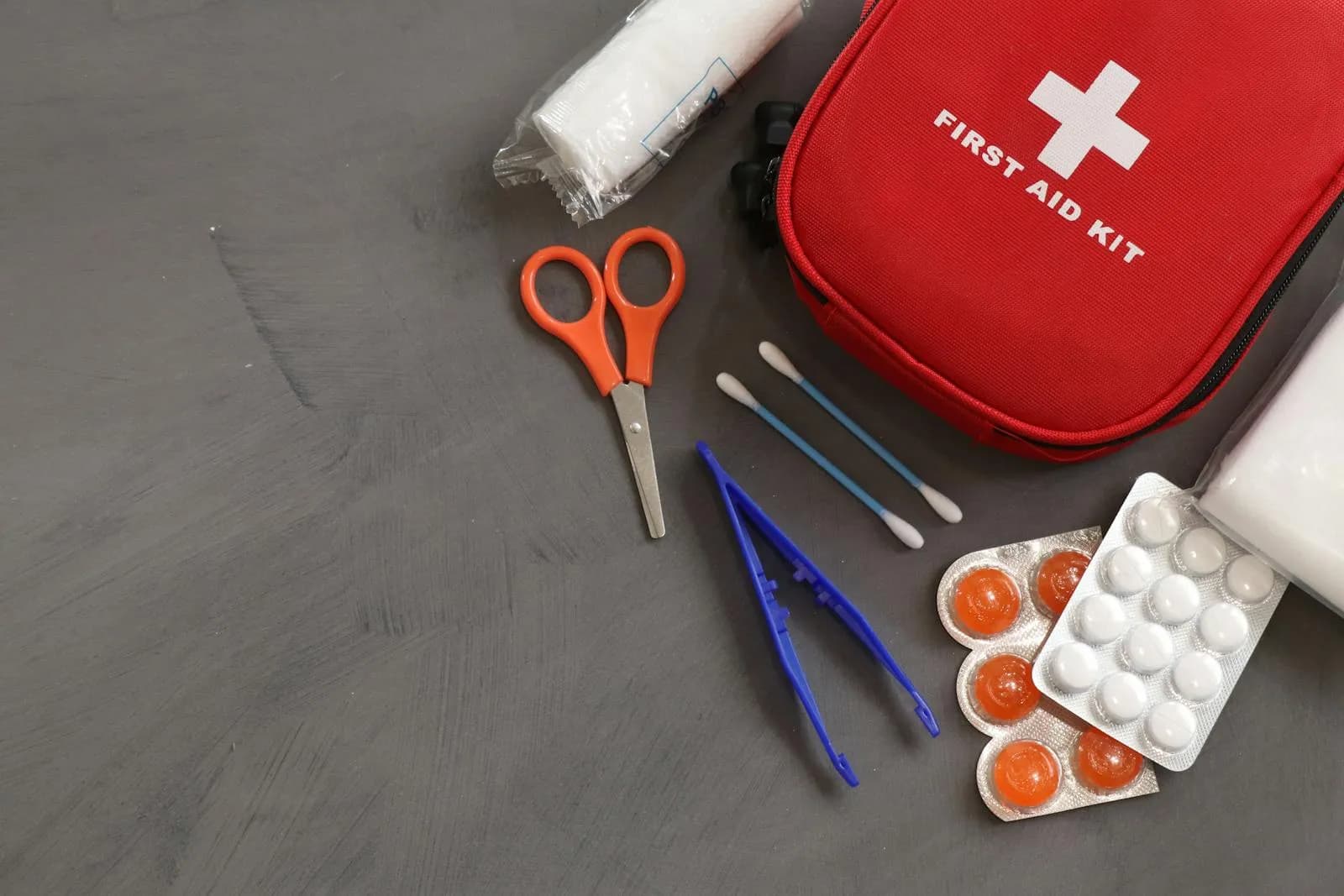 Trousse de premiers secours et instruments médicaux